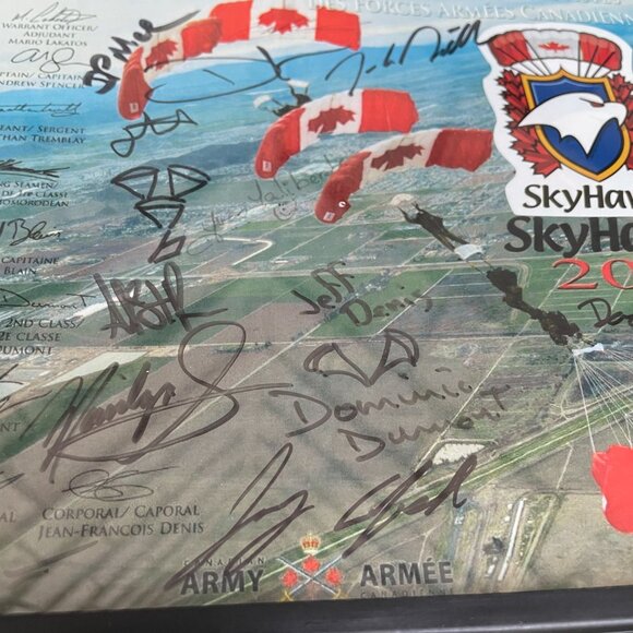Skyhawks Canadian Armed Forces Parachute Team Framed Signed Picture 2015 - Picture 5 of 9